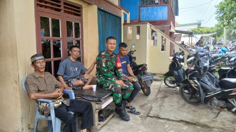 Babinsa Koramil Praka Al Wahid Ajak Warga Desa Gunung Kembang Lama Berdiskusi dalam Kegiatan Sosialisasi
