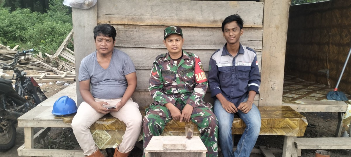 Babinsa Koramil 406-02/Rawas Ilir Laksanakan Komsos dengan Masyarakat Desa Kertasari