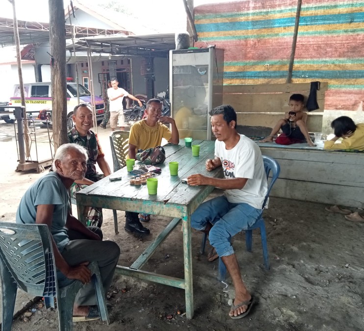 Babinsa Koramil 406-07/Jayaloka Jalin Komsos dengan Masyarakat Desa Rantau Alih