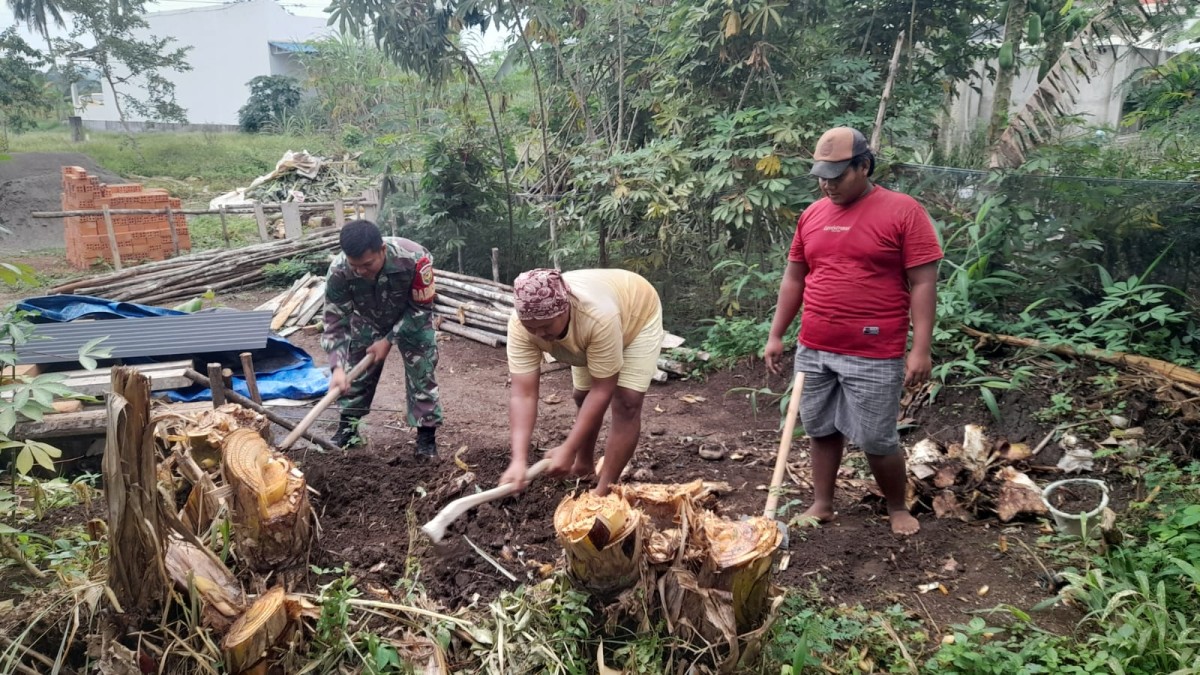 Serda Budi Babinsa Koramil 406-03/Rupit Gelar Komsos di Desa Bukit Langkap