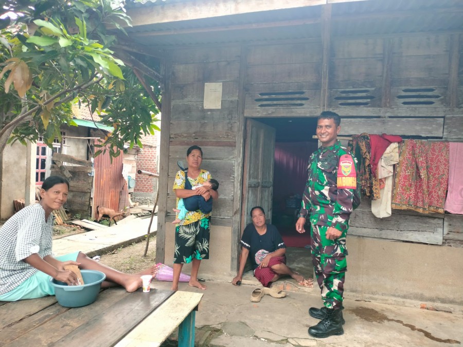 Babinsa Koramil 406-04/Muara Lakitan Laksanakan Komsos dengan Ibu-Ibu Warga Desa Pian Raya