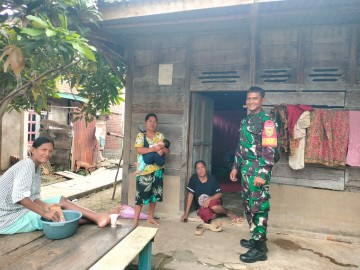 Babinsa Koramil 406-04/Muara Lakitan Laksanakan Komsos dengan Ibu-Ibu Warga Desa Pian Raya