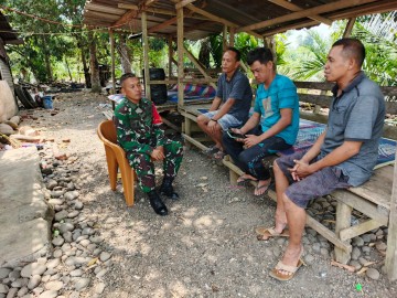Babinsa Koramil 406-06/Tugumulyo Jalin Komsos dengan Masyarakat Desa Rantau Serik Bahas Keamanan dan Ketertiban lingkungan.