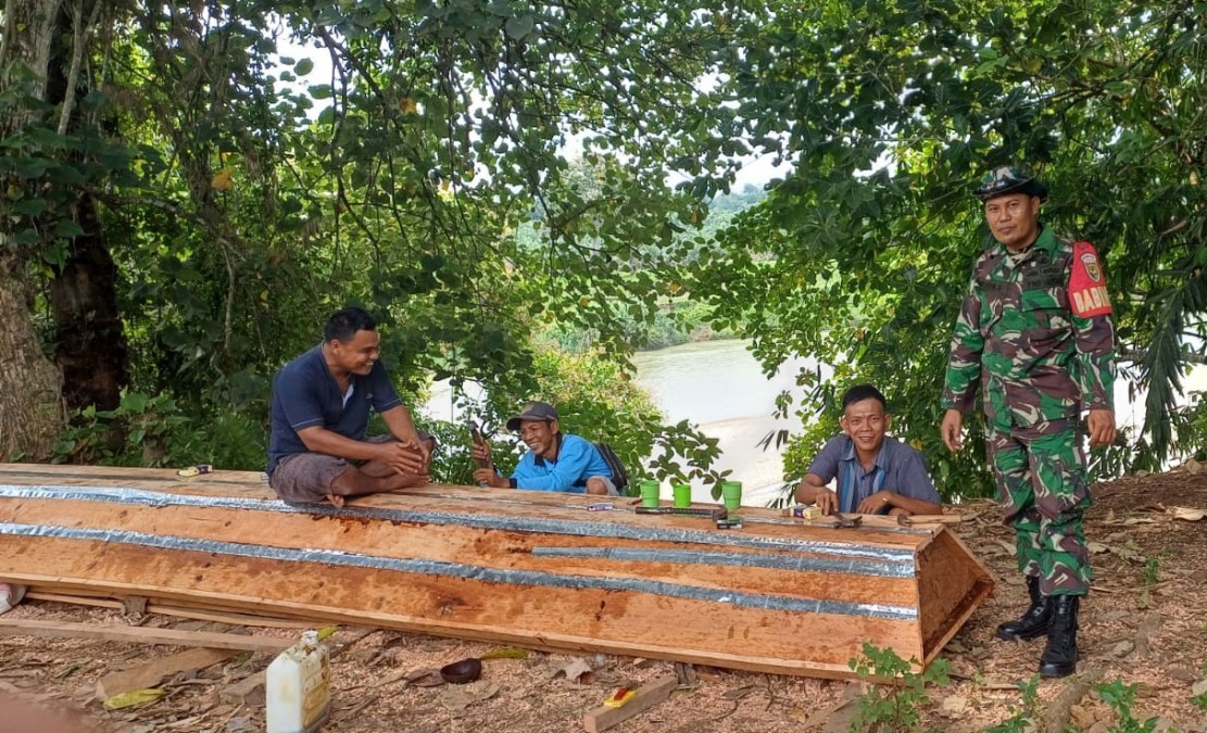 Babinsa Koramil 406-05/Muara Kelingi, Serda Wijon Senpri, Laksanakan Komsos Bersama Nelayan