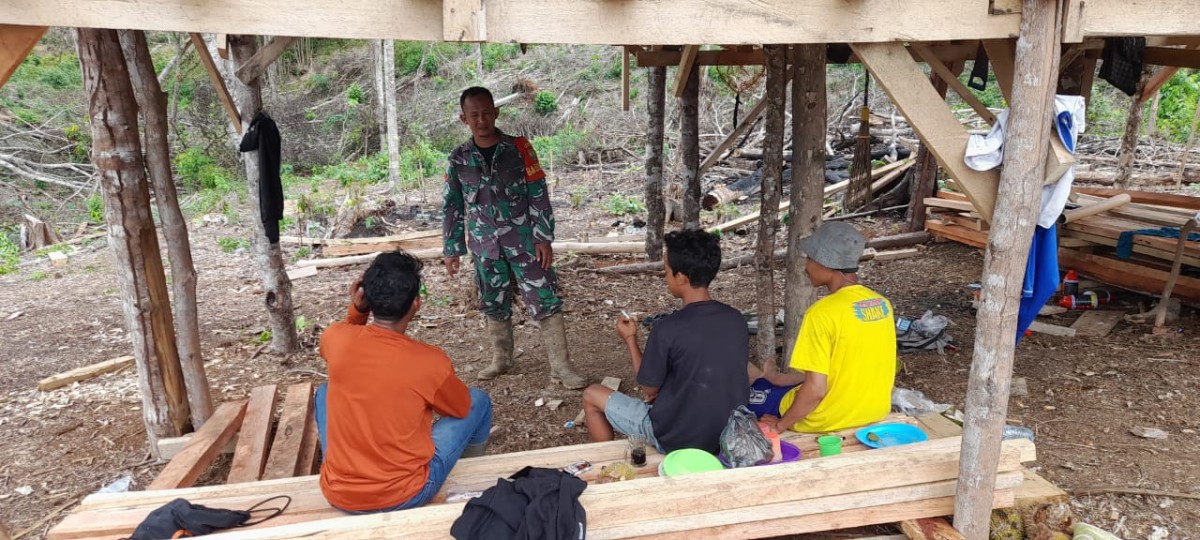 Babinsa Koramil 406-06/Tugumulyo, Koptu Taufik, Laksanakan Himbauan untuk Tidak Membakar Hutan di Musim Tanam Padi dan Kopi