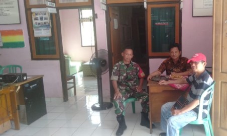 Babinsa Serma Suwartono Melaksanakan Komsos Bersama Lurah dan Tokoh Agama