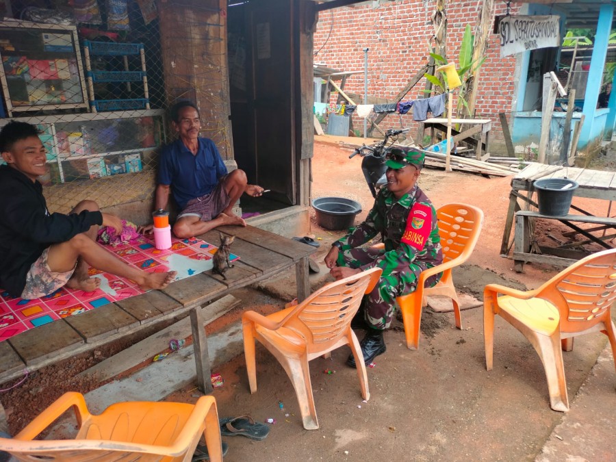 Babinsa Koramil 406-04/Muara Lakitan Laksanakan Komsos di Desa Pian Raya