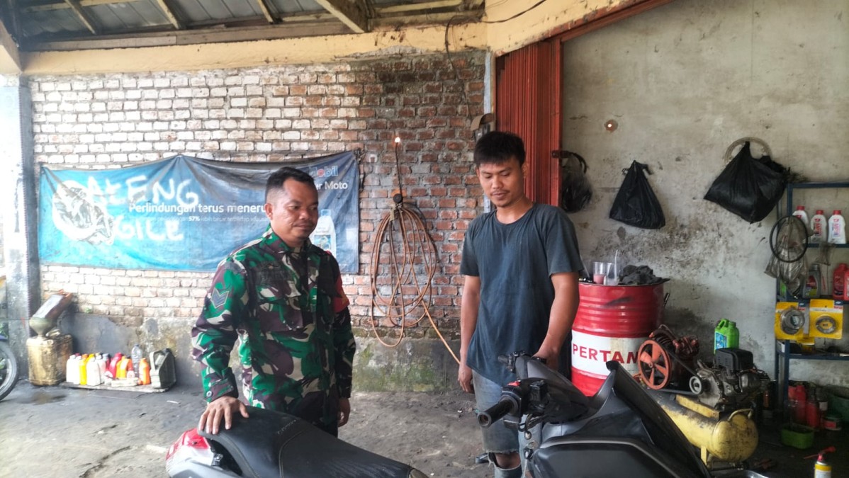 Babinsa Koramil 406-08/Lubuk Linggau Tingkatkan Hubungan dengan Warga Melalui Komsos