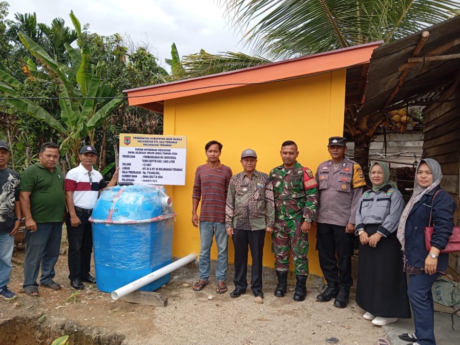 Babinsa 406-09/Terawas Praka Jajang Surya Lakukan Pengecekan Titik 100% Pembuatan Sanitasi