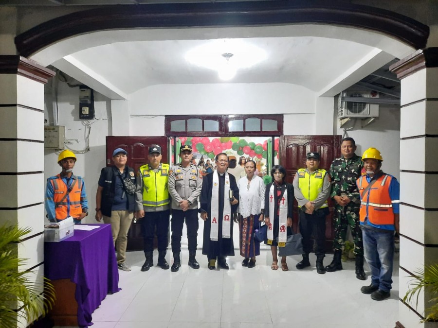 Serma didik Pastikan Keamanan dan Kenyamanan pada Malam Natal di Kelurahan B Srikaton