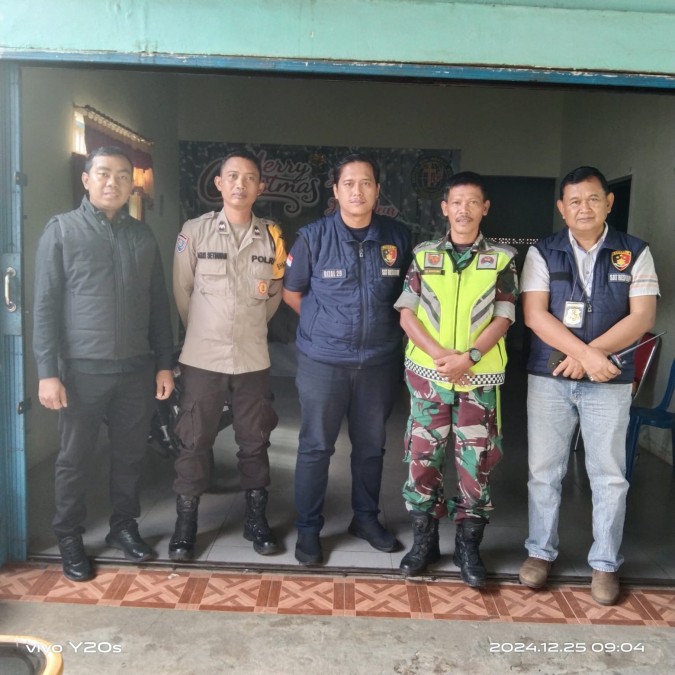 Babinsa Koramil 406-10/Lubuk Linggau Timur Bersama Anggota Polsek Berikan Pengamanan Natal Di Gereja
