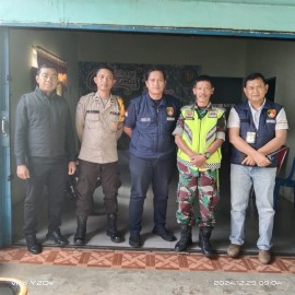 Babinsa Koramil 406-10/Lubuk Linggau Timur Bersama Anggota Polsek Berikan Pengamanan Natal Di Gereja