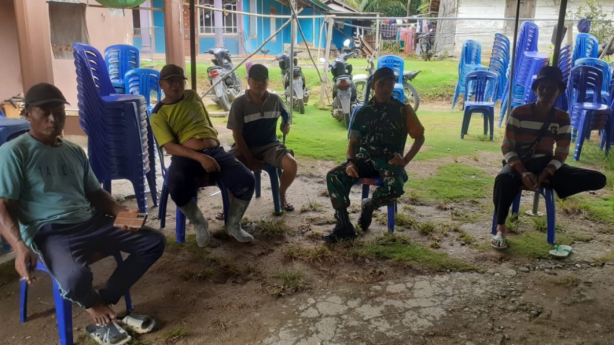 Babinsa Koramil 406-01/Rawas Ulu Ajak Warga Desa Sungai Jauh Tingkatkan Keamanan Lingkungan