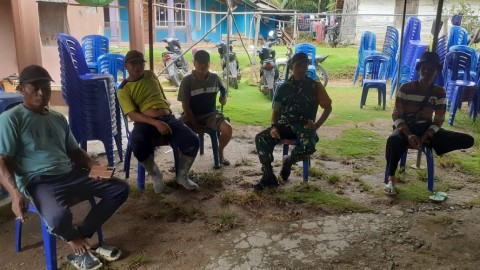 Babinsa Koramil 406-01/Rawas Ulu Ajak Warga Desa Sungai Jauh Tingkatkan Keamanan Lingkungan