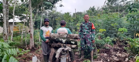 Babinsa Koramil 406-06/Tugumulyo Jalin Komsos dengan Tukang Kayu di Desa Mana Resmi