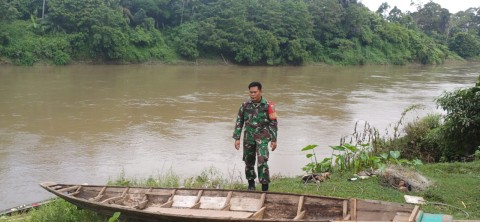 Babinsa Koramil 406-05/Muara Kelingi Lakukan Monitoring Debit Air Sungai Untuk Penanggulangan Bencana Banjir