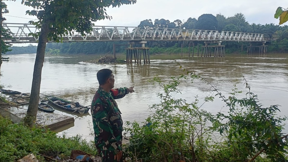 Antisipasi Musim Penghujan, Babinsa Koramil 406-04/Muara Lakitan Pantau Kondisi Sungai Lakitan