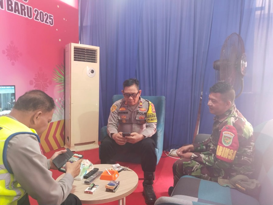 Siaga Pengamanan, Babinsa Serda M. Christian Ganda Saputra Bersama Kepolisian olisi di Pos Pelayanan Nataru