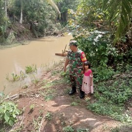 Babinsa Koramil 406-07/Jayaloka Himbau Warga Desa Sukakarya Tetap Waspada di Musim Penghujan