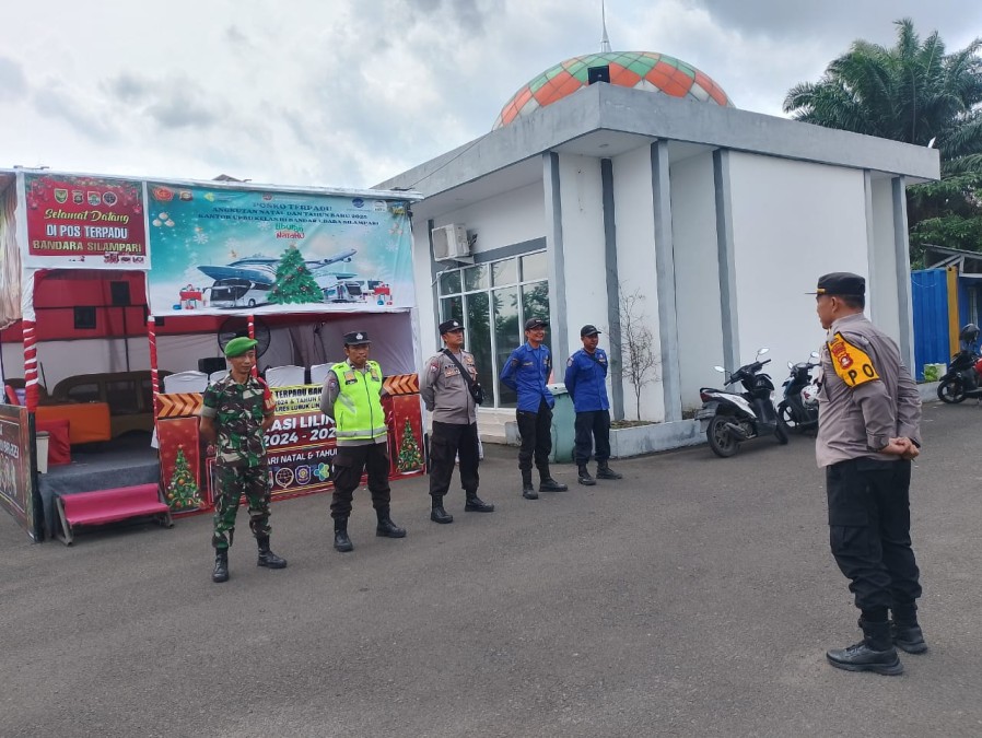 Babinsa Sertu Jonperi Bersama Pihak Polsek dan Instansi Terkait Laksanakan PAM Pos Pelayanan Natal 2024 dan Tahun Baru 2025 di Bandara Silampari Kota Lubuk Linggau