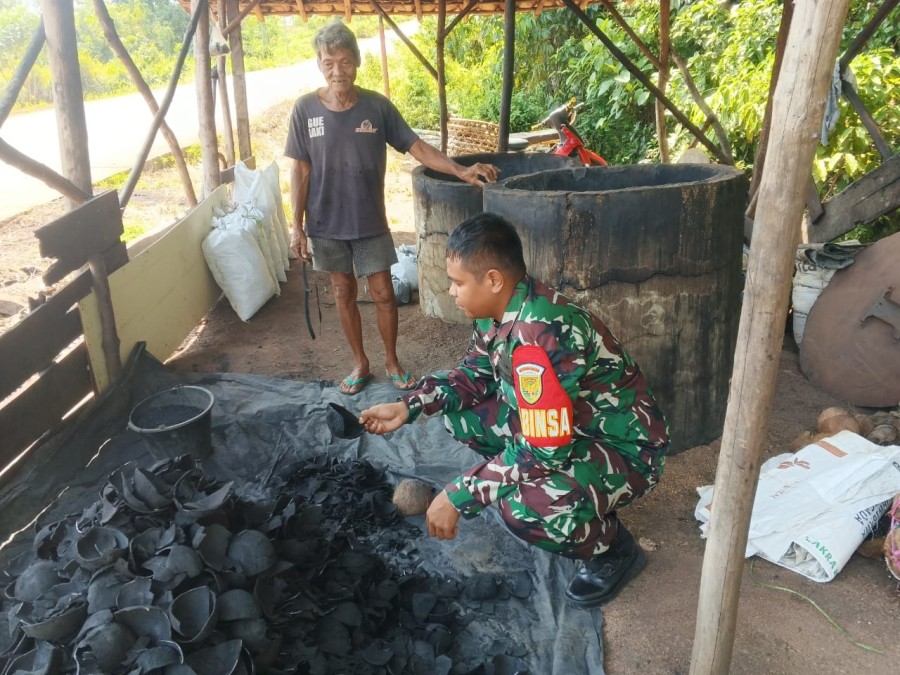 Babinsa Koramil 406-08/ Lubuklinggau Jalin Komunikasi Sosial dengan Pengusaha Arang