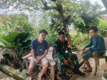 Babinsa Koramil 406-02/Rawas Ilir Gelar Komsos Bersama Warga Desa Bina Karya