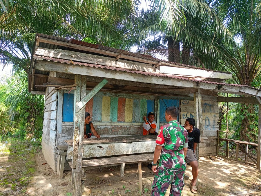 Serda Ade Nasution Babinsa Koramil 406-03/Rupit Laksanakan Komsos dengan Masyarakat di Desa Bukit Ulu