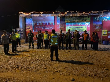 BABINSA KORAMIL 406-01/RAWAS ULU LAKSANAKAN PAM POS NATARU DI SIMPANG RUAS JALAN LINTAS SUMATERA, MUSI RAWAS UTARA