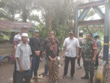 Gerak cepat jembatan batu pepeh putus Babinsa Koramil 406-08/kota Lubuklinggau sertu Ari sandi