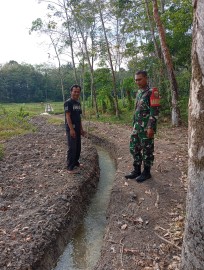 Babinsa Serma Taufik H Menjalin Silaturahmi dengan Pok Tani Sabar Subur 1 dalam Pembuatan Irigasi Sawah di Desa Megang Sakti V