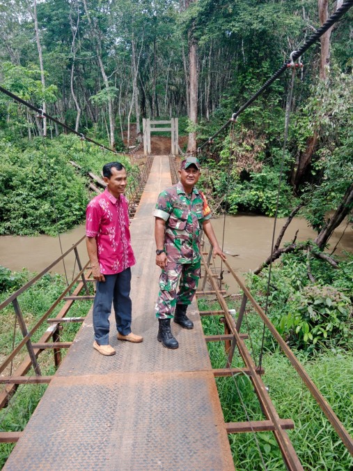 Sertu M. Daud Babinsa Koramil 406-07/jayaloka bersama ketua RT desa temelat Lakukan Pengecekan Debit Air untuk Antisipasi Banjir