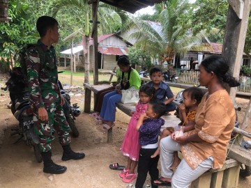 Babinsa Koramil 406-03/Rupit Himbau Warga Berhati-hati di Jalan