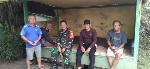 Babinsa Koramil 406-02/Rawas Ilir Laksanakan Komsos di Desa Air Bening