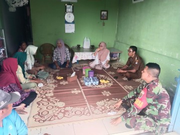 Babinsa Serda M Christian Ganda Saputra, Bhabinkamtibmas, dan Pemerintah Kecamatan Berikan Bantuan kepada Korban Kebakaran