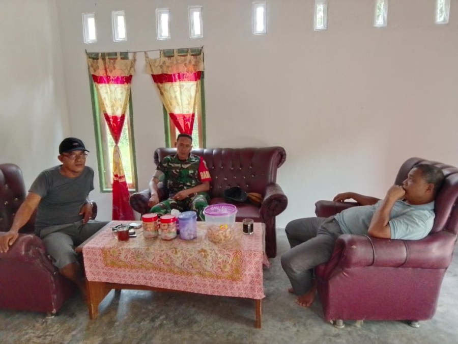 Babinsa Koramil 406-07/Jayaloka Jalin Keakraban dengan Masyarakat Desa Kertosono