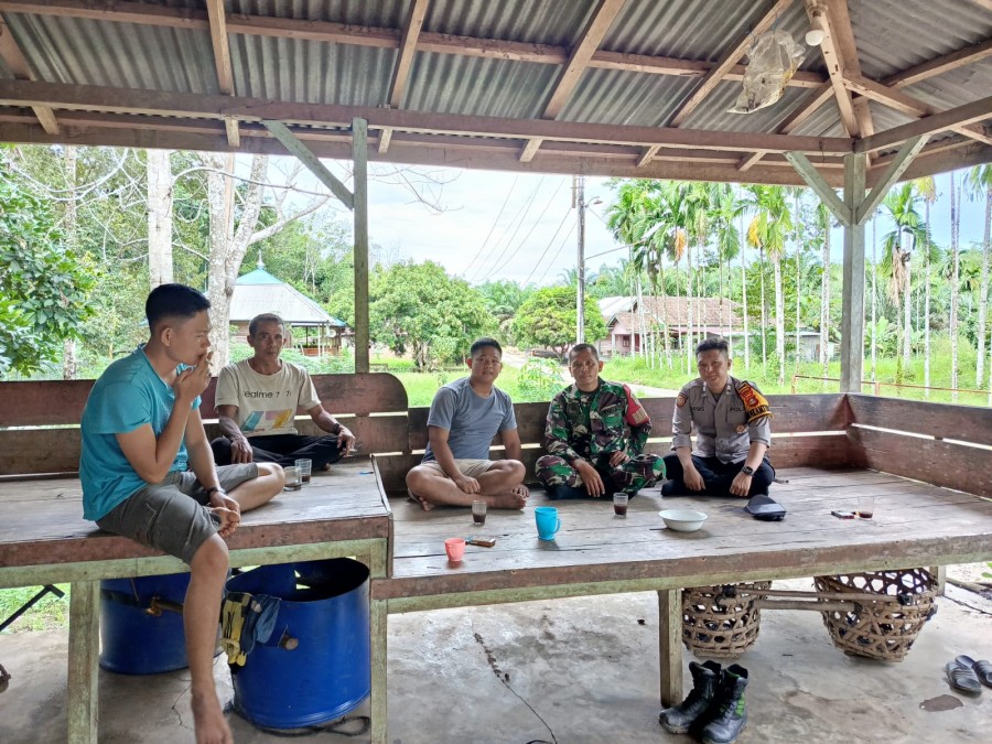 Saat Monitoring Wilayah,Babinsa Koramil 406-05/Muara Kelingi dan Bhabinkamtibmas Ngobrol Bareng Bersama Warga