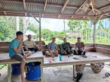 Saat Monitoring Wilayah,Babinsa Koramil 406-05/Muara Kelingi dan Bhabinkamtibmas Ngobrol Bareng Bersama Warga