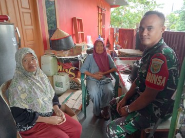 Babinsa Serda Rohman Muntadi Laksanakan Komsos Bersama Ibu-ibu Rumah Tangga