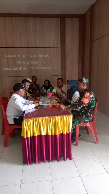 Babinsa Koramil 406-06/Tugumulyo Laksanakan Komsos dengan Pemdes Desa Triwikaton
