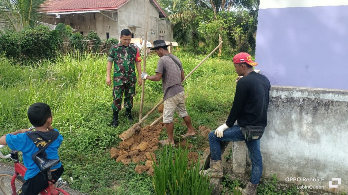 Babinsa Koramil 406-03/Rupit Laksanakan Komsos dengan Warga Desa Maur Baru
