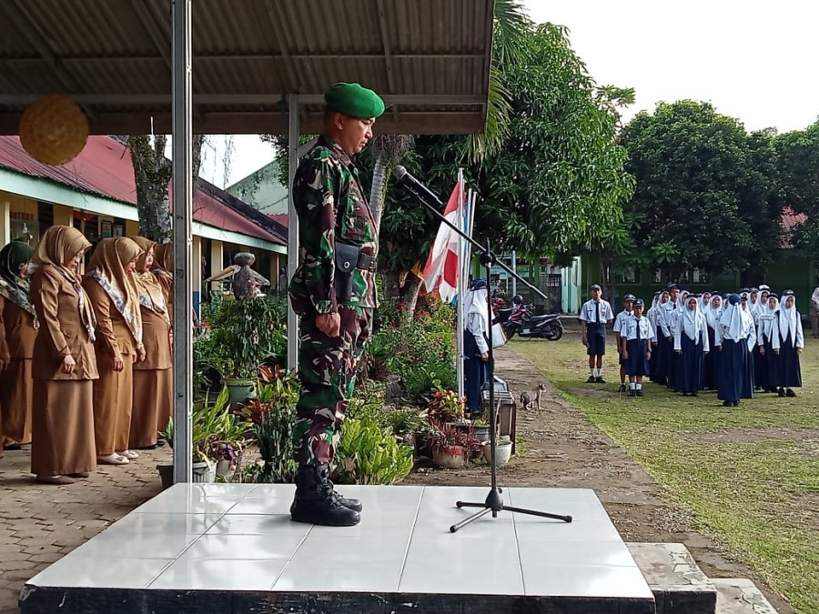 Danramil 406-08/Kota Lubuklinggau Jadi Pembina Upacara di SMP Negeri 4 Lubuklinggau