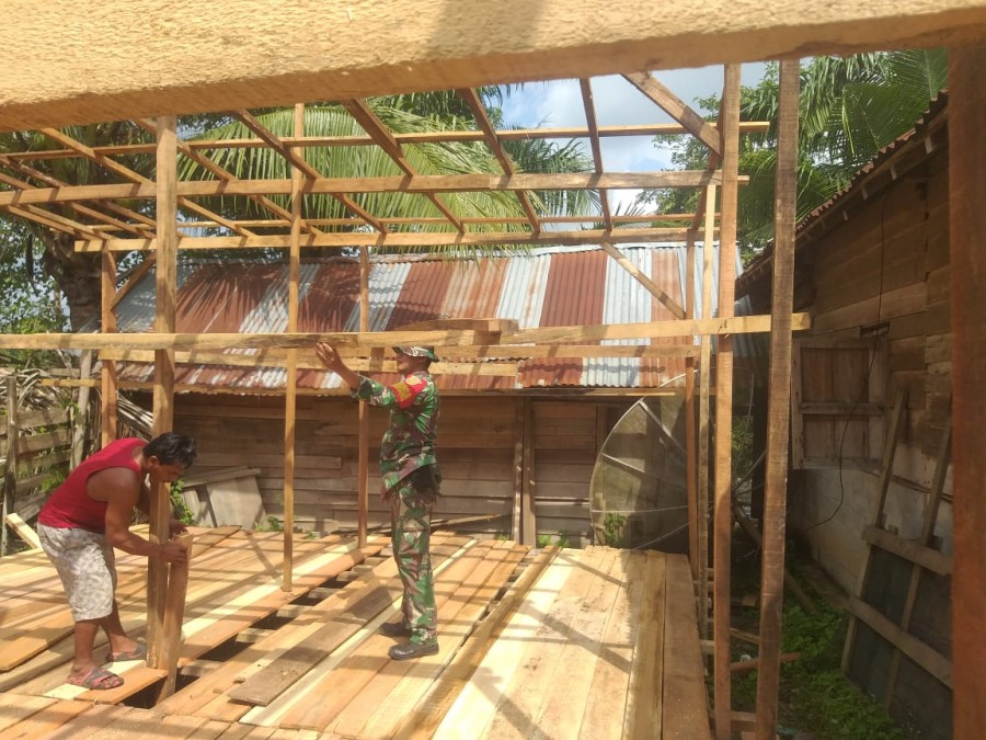 Babinsa Koramil 406-04/Muara Lakitan Bantu Warga Bangun Tempat Usaha Sederhana