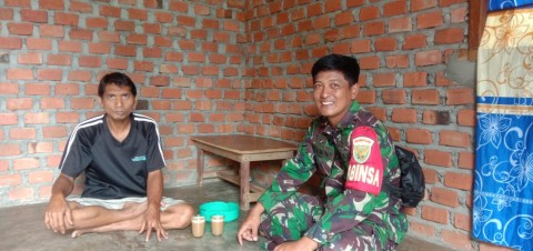 Babinsa Koramil 406-07/Jayaloka Pererat Silaturahmi dengan Tokoh Pemuda Desa Margatani