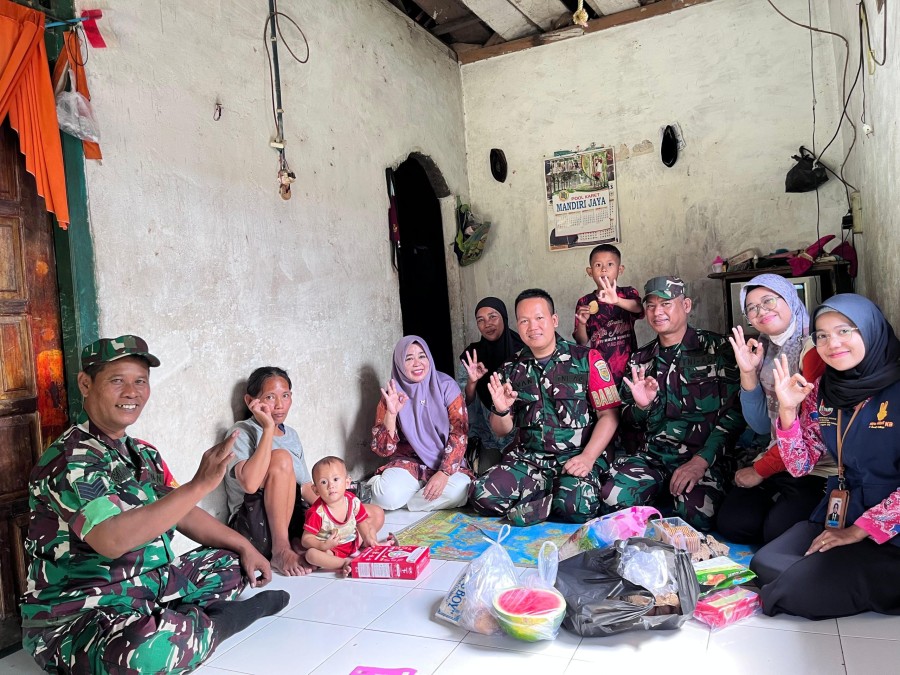 Babinsa Koramil 406-09/Terawas Berikan Asupan Gizi kepada Anak Stunting di Wilayah Binaan