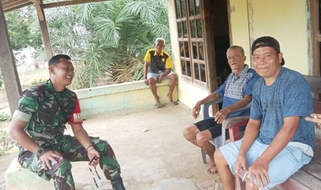 Dalam Melaksanakan Pembinaan Teritorial, Babinsa Koramil 406-05/Muara Kelingi Komsos Bersama Warga Binaannya