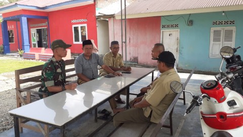 Babinsa Koramil 406-01/Rawas Ulu Adakan Komsos Terkait Keamanan Lingkungan di Desa Sungai Jauh