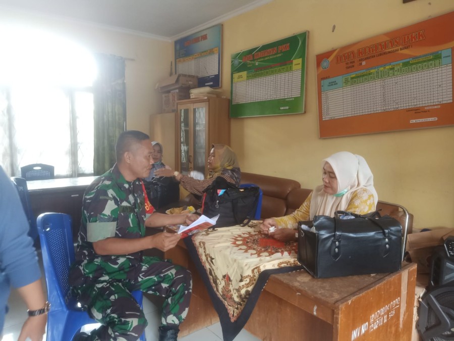 Babinsa Koramil Serka Adi Satria Lakukan Pendataan Wilayah Rawan Banjir di Wilayah Binaan