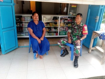 Babinsa Koramil 406-07/Jayaloka Jalin Komunikasi Sosial dengan Ibu-Ibu Pengusaha UMKM