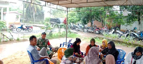 Babinsa 0406-06/Tugumulyo Serka Sumanto Lakukan Komsos dengan Masyarakat Desa Rejosari