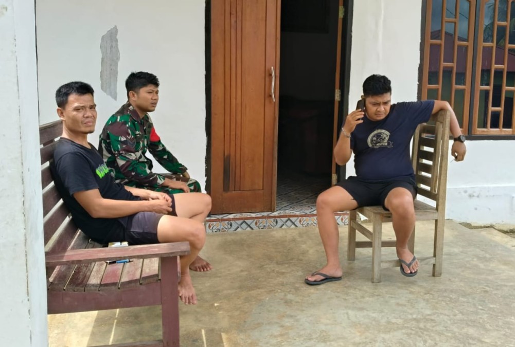 Sertu Dedi Handiki Laksanakan Kegiatan Komsos di Desa Sungai Baung